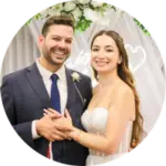 Ein gl&uuml;ckliches, lachendes Brautpaar bei der Feier &ndash; musikalisch perfekt begleitet von ihrem Hochzeit DJ Saarland.