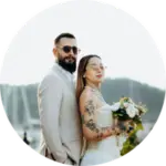 Modernes und stylisches Brautpaar mit Sonnenbrillen und Tattoos &ndash; euer Hochzeit DJ Saarland f&uuml;r trendbewusste Events und erstklassige Party-Musik.