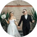 Ein tanzendes, lachendes Brautpaar im modernen Look &ndash; die perfekte Stimmung mit eurem Hochzeit DJ Saarland.